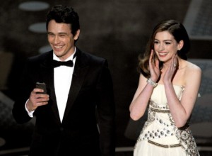 James Franco texts the audience to remind them he's still presenting 