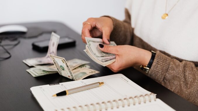 Most Googled questions about your Side Hustle person counting cash money