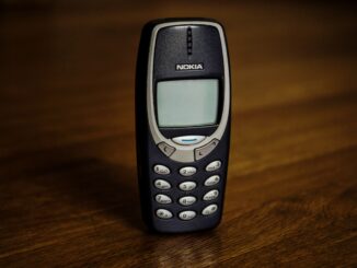 The Digital Cleanse: Why British 20-Somethings are Buying 2000s Dumbphones for Festival Season