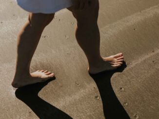 The heatwave habits quietly wrecking your feet, according to a podiatrist