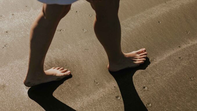 The heatwave habits quietly wrecking your feet, according to a podiatrist