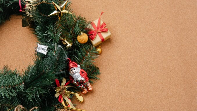 The Ultimate Guide to DIY Christmas Garlands & Natural Wreaths